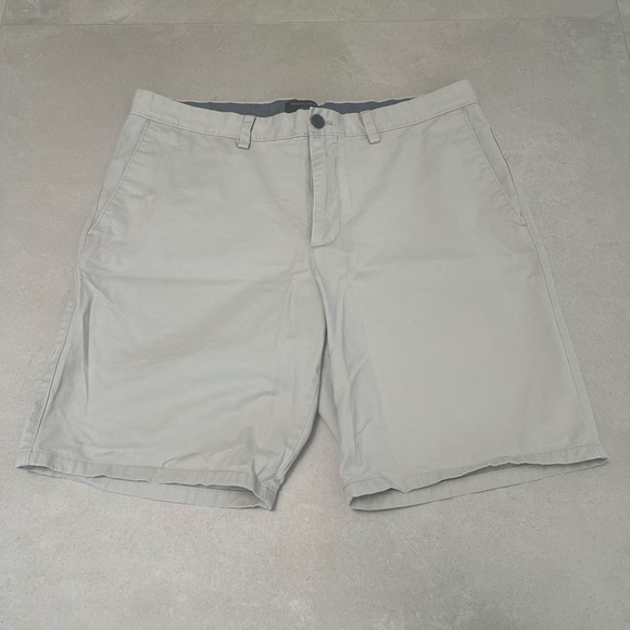 Banana Republic Light Gray Men's Shorts - Picture 1 of 3